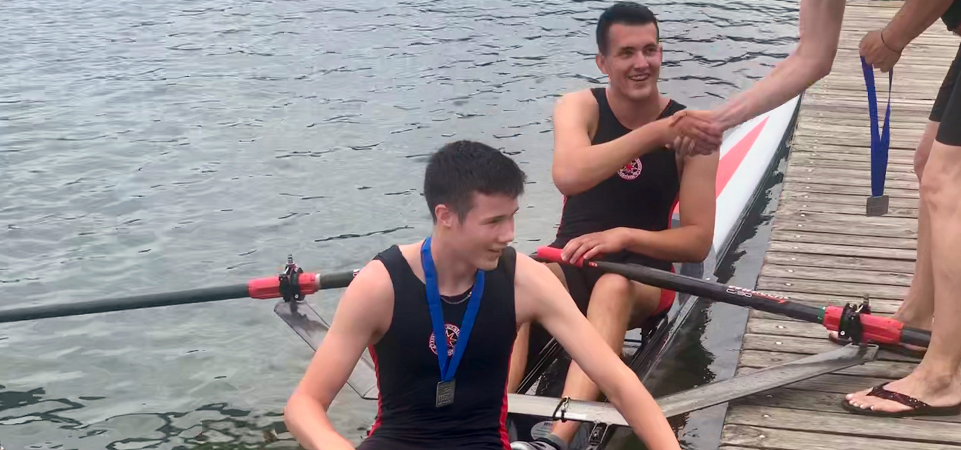 Tom Hamel und Erik Bojko gewinnen im Junioren-B-Doppelzweier die Silbermedaille