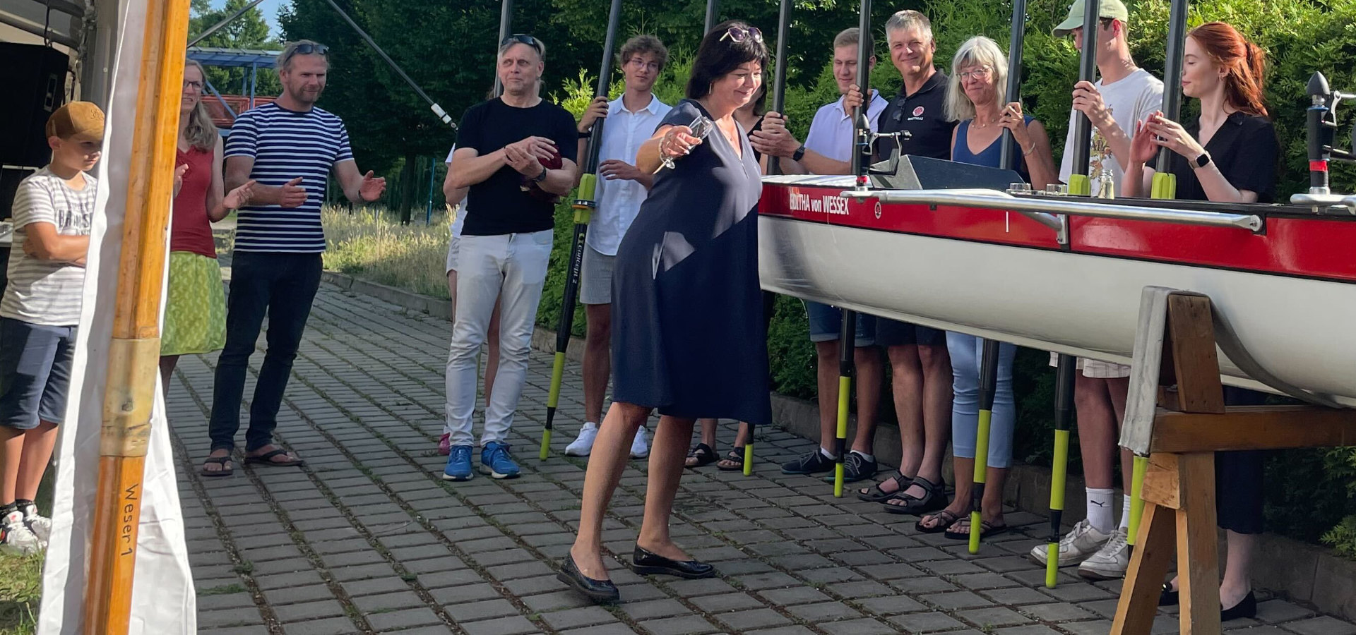 Die Beigeordnete und Bürgermeisterin der Stadt Magdeburg, Regina-Dolores Stieler-Hinz, tauft den neuen Achter auf den Name "EDITHA VON SUSSEX"