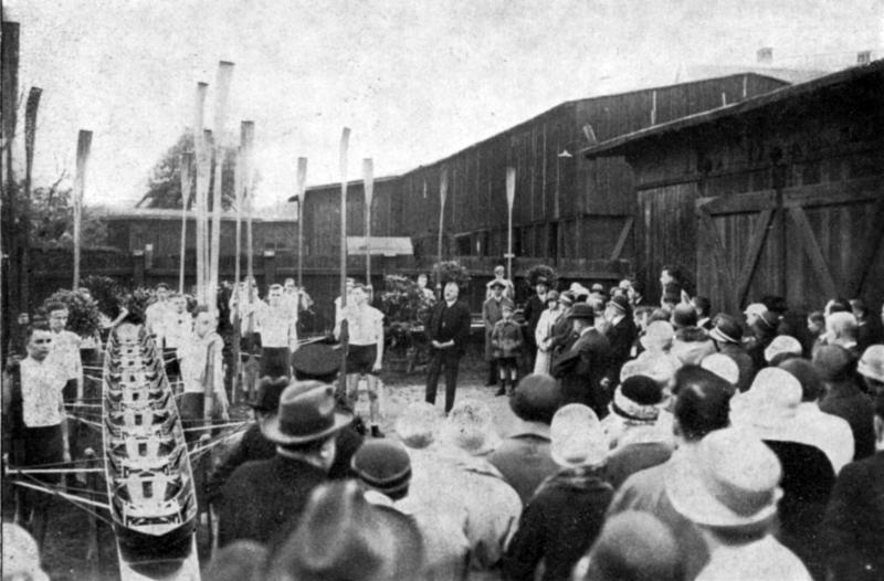 Bootstaufe im provisorischen Domizil auf dem Werder Ende der 1920er Jahre. In der Mitte der Vorsitzende Clemens Donnerberg.